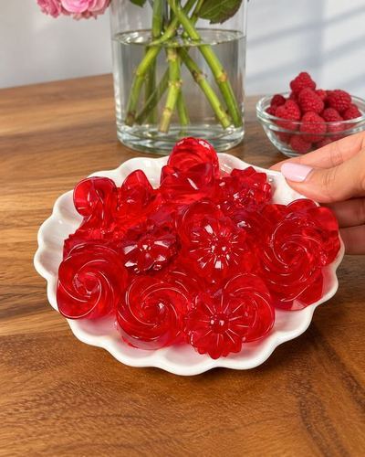 Gomitas rojas en forma de rosa
