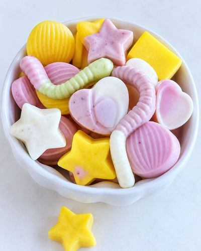 Gomitas cremosas en forma de estrella y corazón
